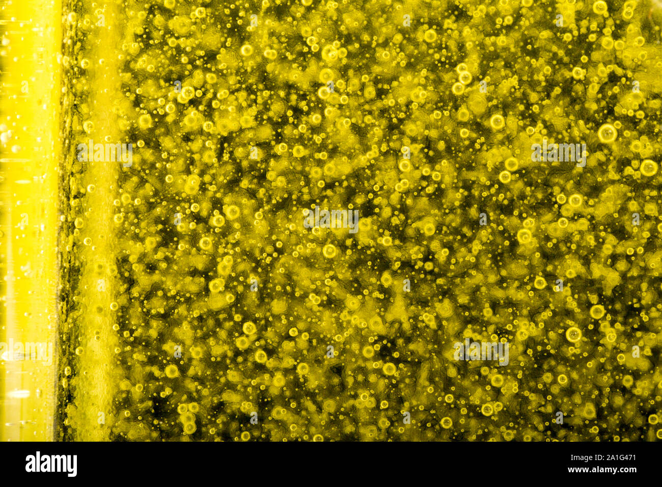 Close-up di giallo e verde bolle. Jelly liquido con migliaia di piccole bolle. Sfondo, sfondo Foto Stock