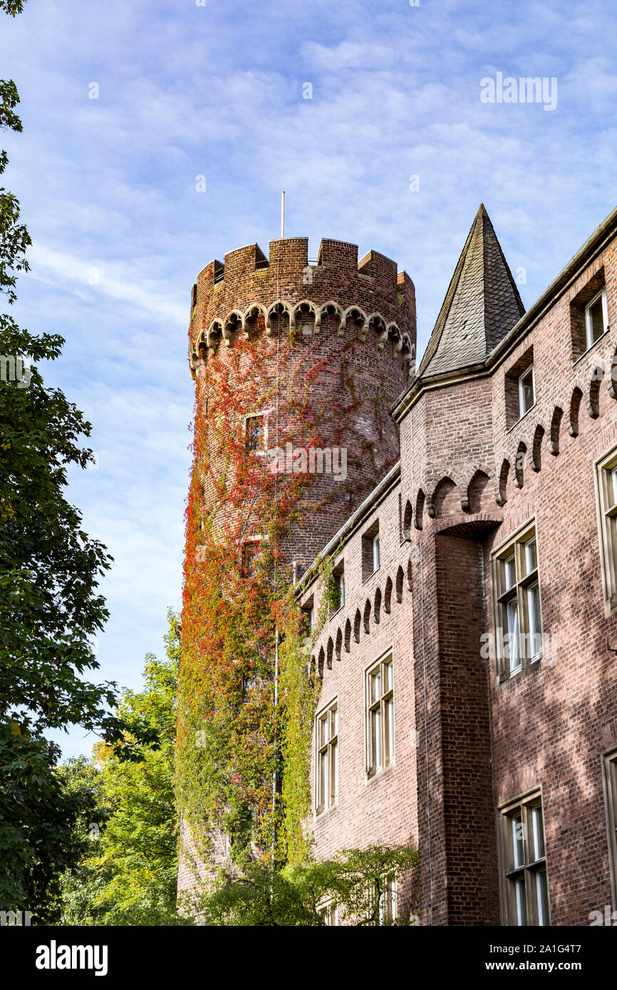 Bella Burg Kempen torre in autunno in una giornata di sole. Tipico tedesco antico punto di riferimento. Storico castello torre. Foto Stock
