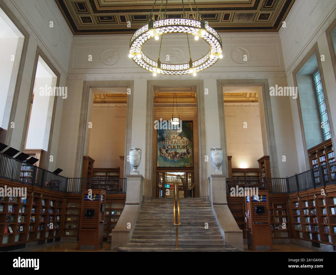 Ingresso al Centro per la letteratura nero & Cultura all'interno dell'Indianapolis Public Library, Indiana, Stati Uniti d'America, 26 luglio 2019, © Katharine Andriotis Foto Stock