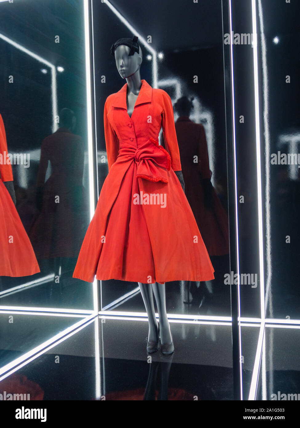 Il progettista red dress da Christian Dior a Londra. Foto Stock