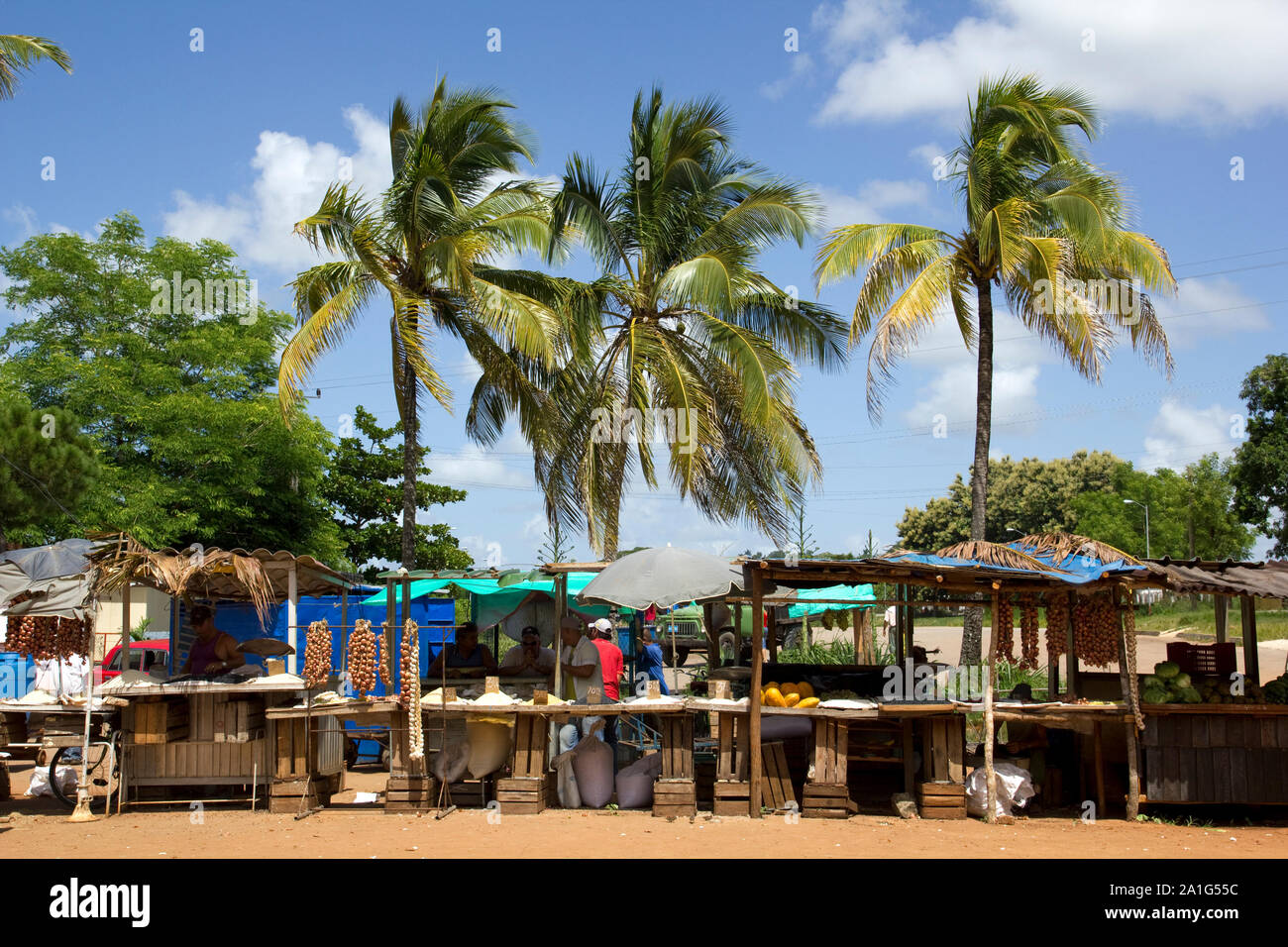 Mercato tropicale. Si ferma a un mercato degli agricoltori in Cuba. Foto Stock