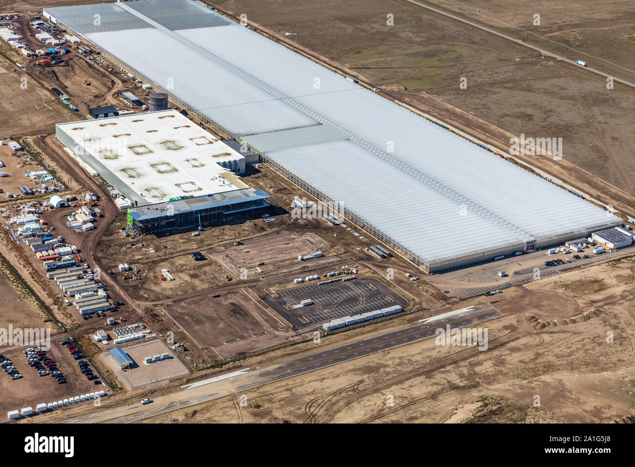 Foto aerea di Aurora Sun, una massiccia la cannabis o la marijuana operazione di serra in costruzione nella casella molle Business Park a Medicine Hat, Albe Foto Stock