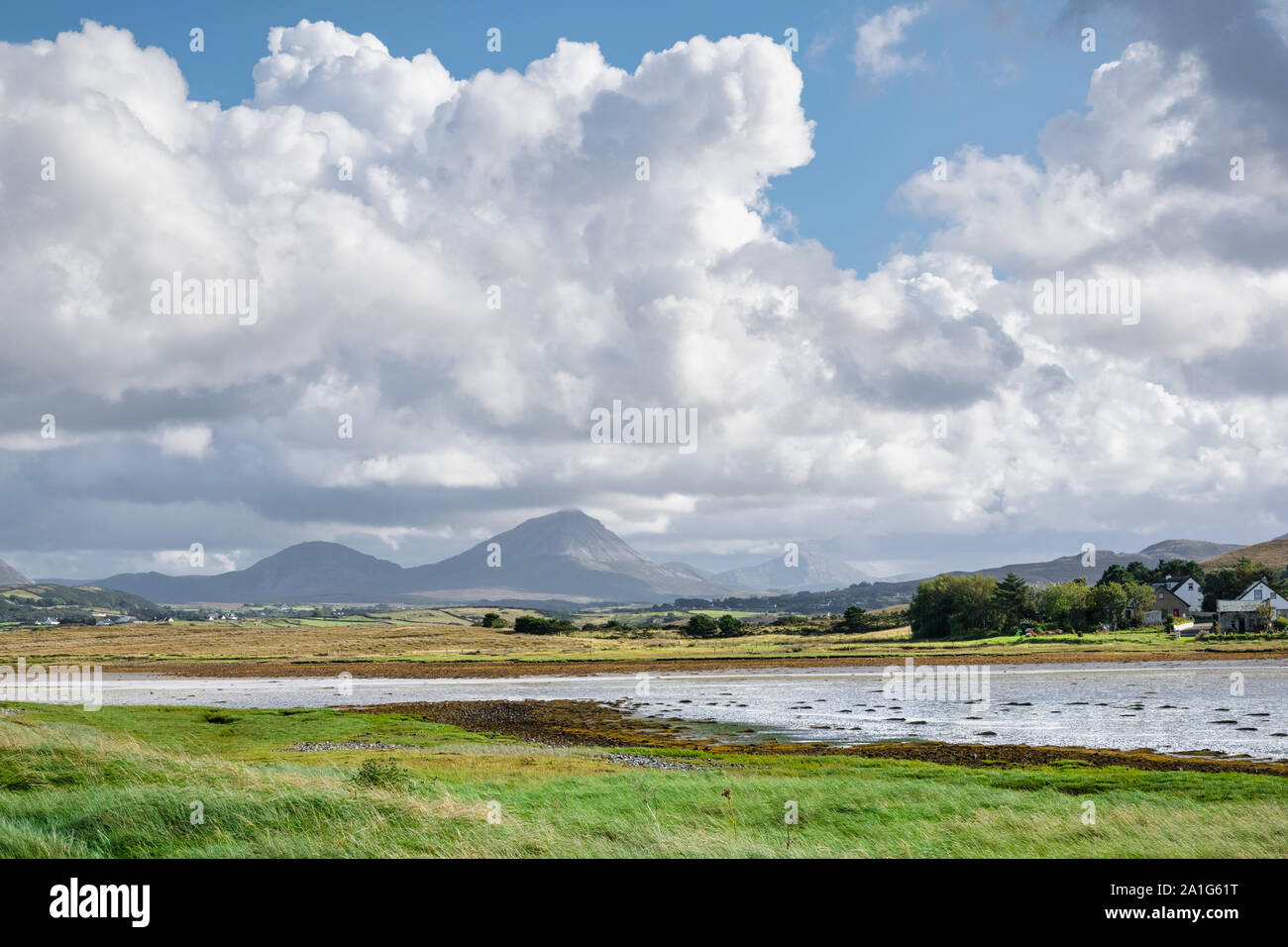 In Irlanda il paesaggio della contea di Donegal withe sulle montagne sullo sfondo Foto Stock