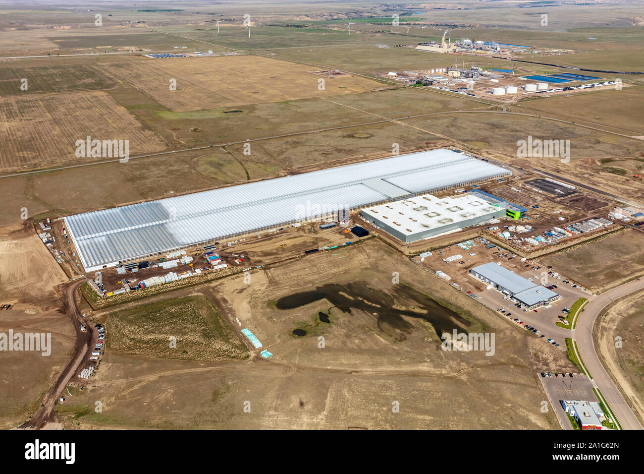 Foto aerea di Aurora Sun, una massiccia la cannabis o la marijuana operazione di serra in costruzione nella casella molle Business Park a Medicine Hat, Albe Foto Stock