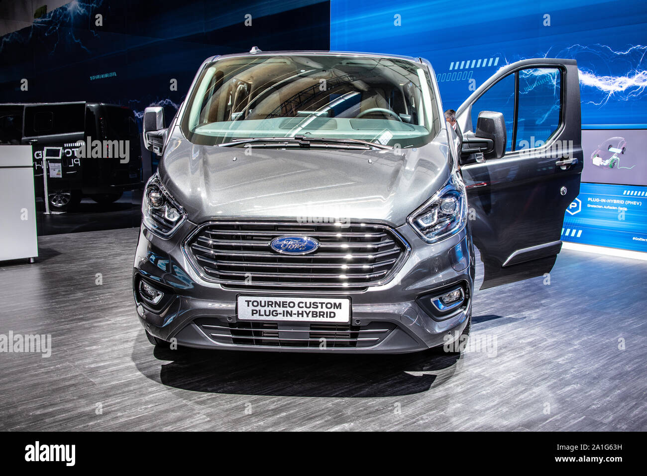 Francoforte, Germania, Sep 2019: Ford Tourneo Custom plug-in Hybrid a IAA, PIH medie, trazione anteriore versione passeggero van prodotta da Ford Foto Stock