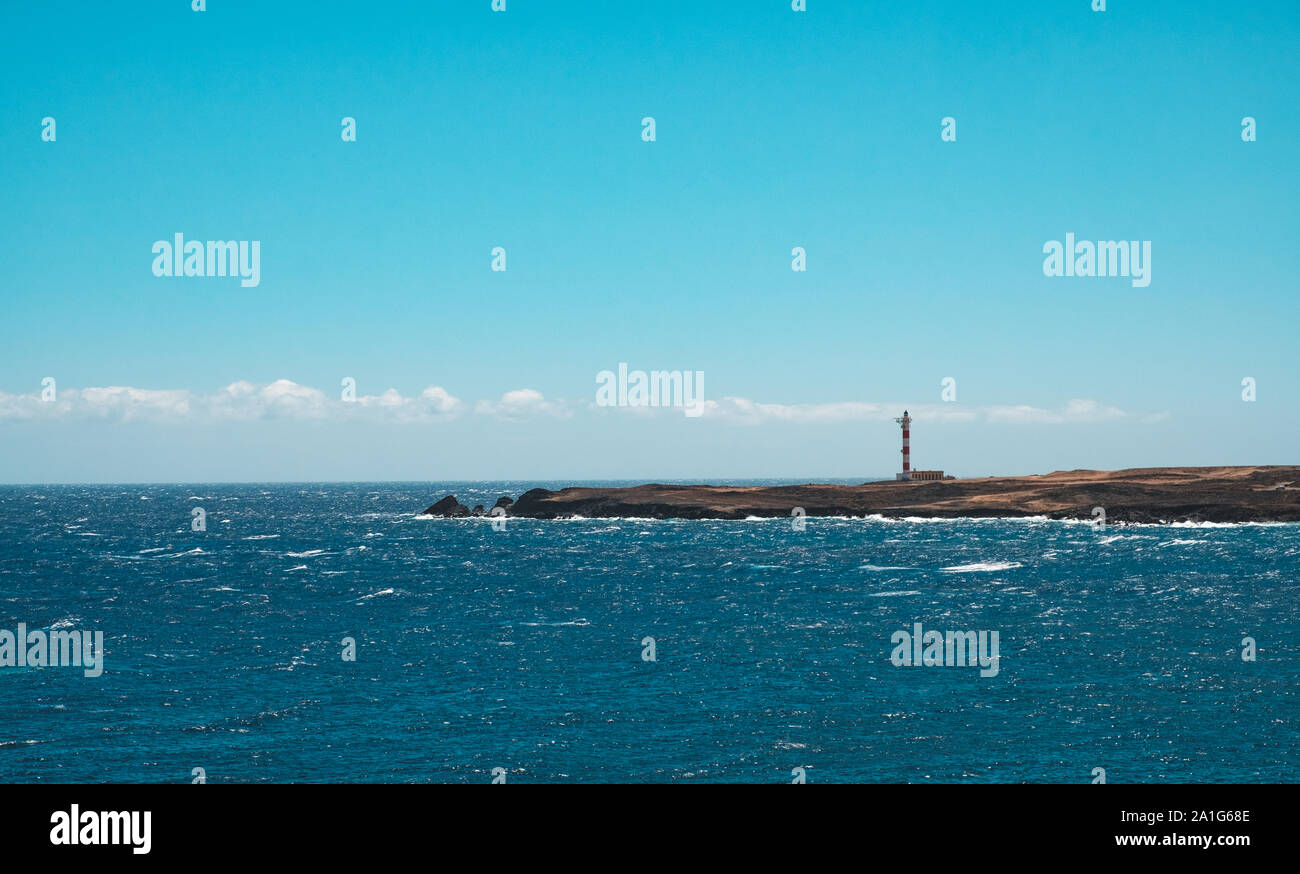 Costa dell'oceano paesaggio con faro e cielo blu spazio copia, Tenerife - Foto Stock