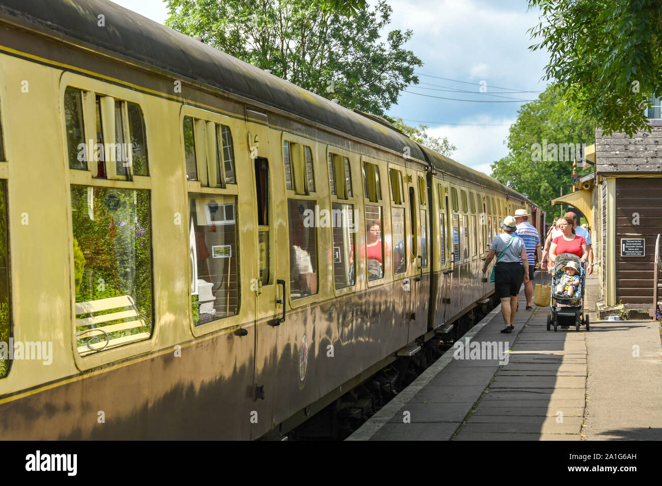 CRANMORE, Inghilterra - Luglio 2019: la gente camminare lungo la piattaforma alla stazione Cranmore sulla East Somerset Railway. Foto Stock