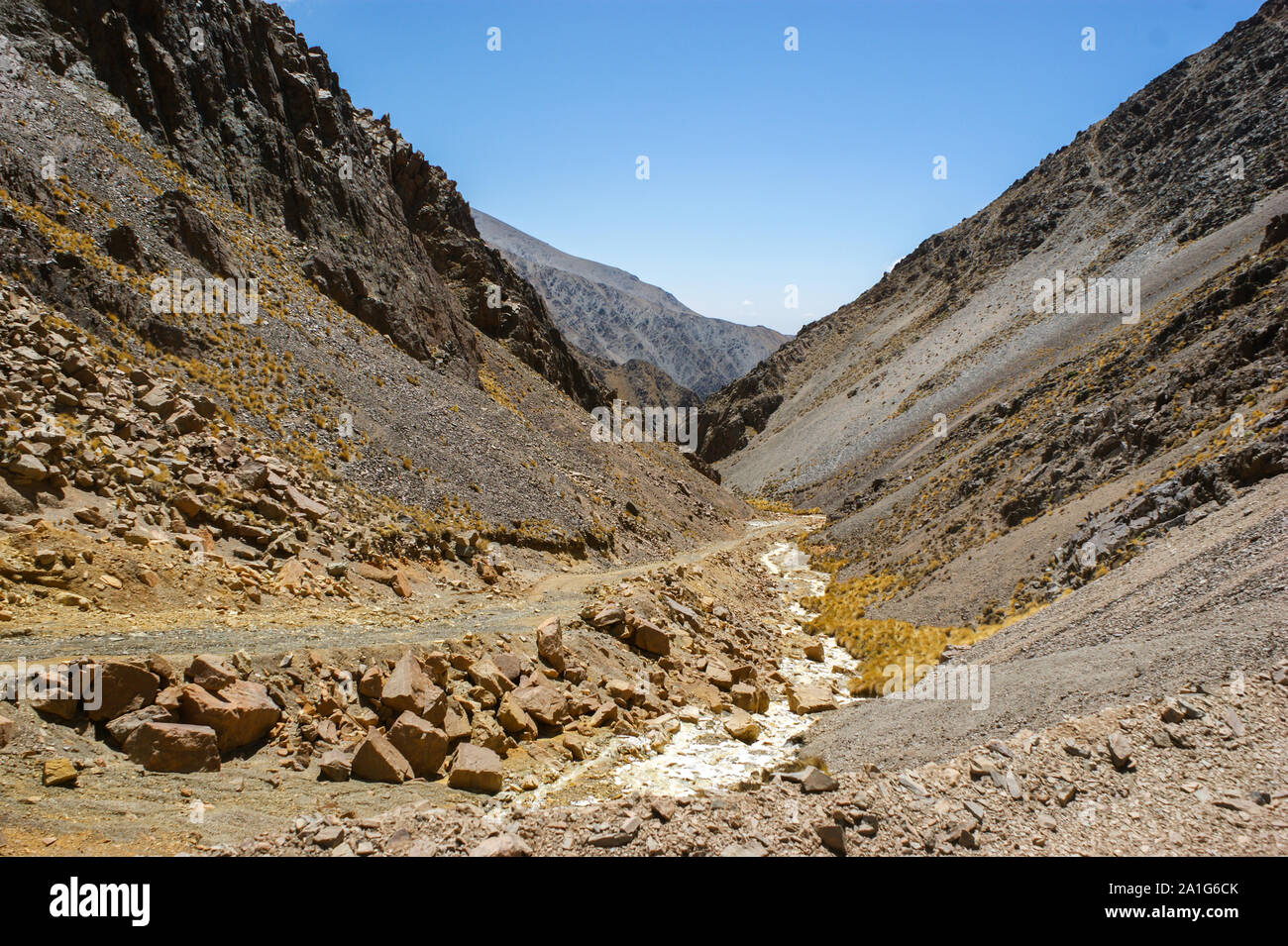 Una vista della vallata del fiume e della montagna di arcobaleno di 7 colori, Jujuy, Argentina Foto Stock