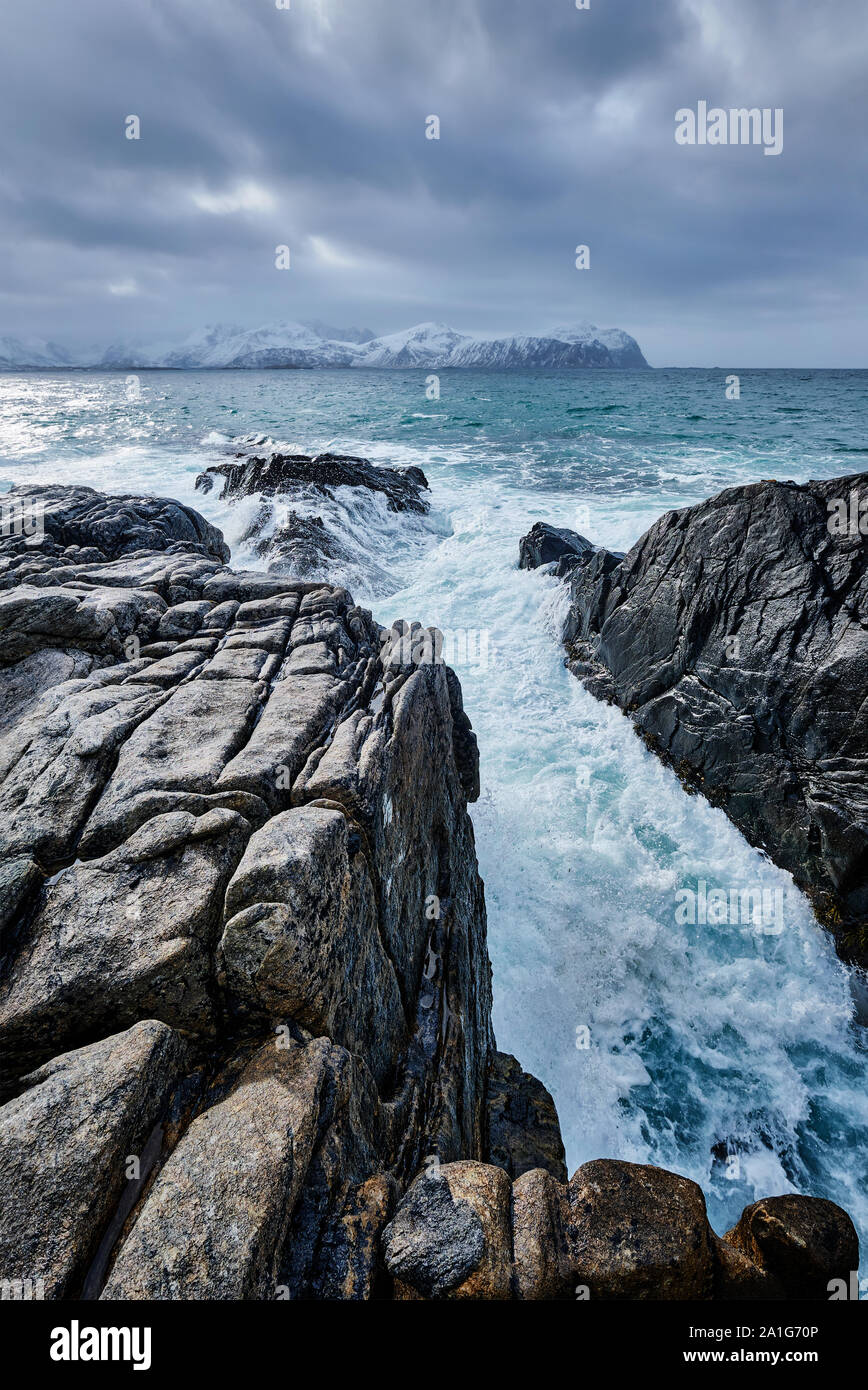Mare di Norvegia onde sulla costa rocciosa delle isole Lofoten in Norvegia Foto Stock