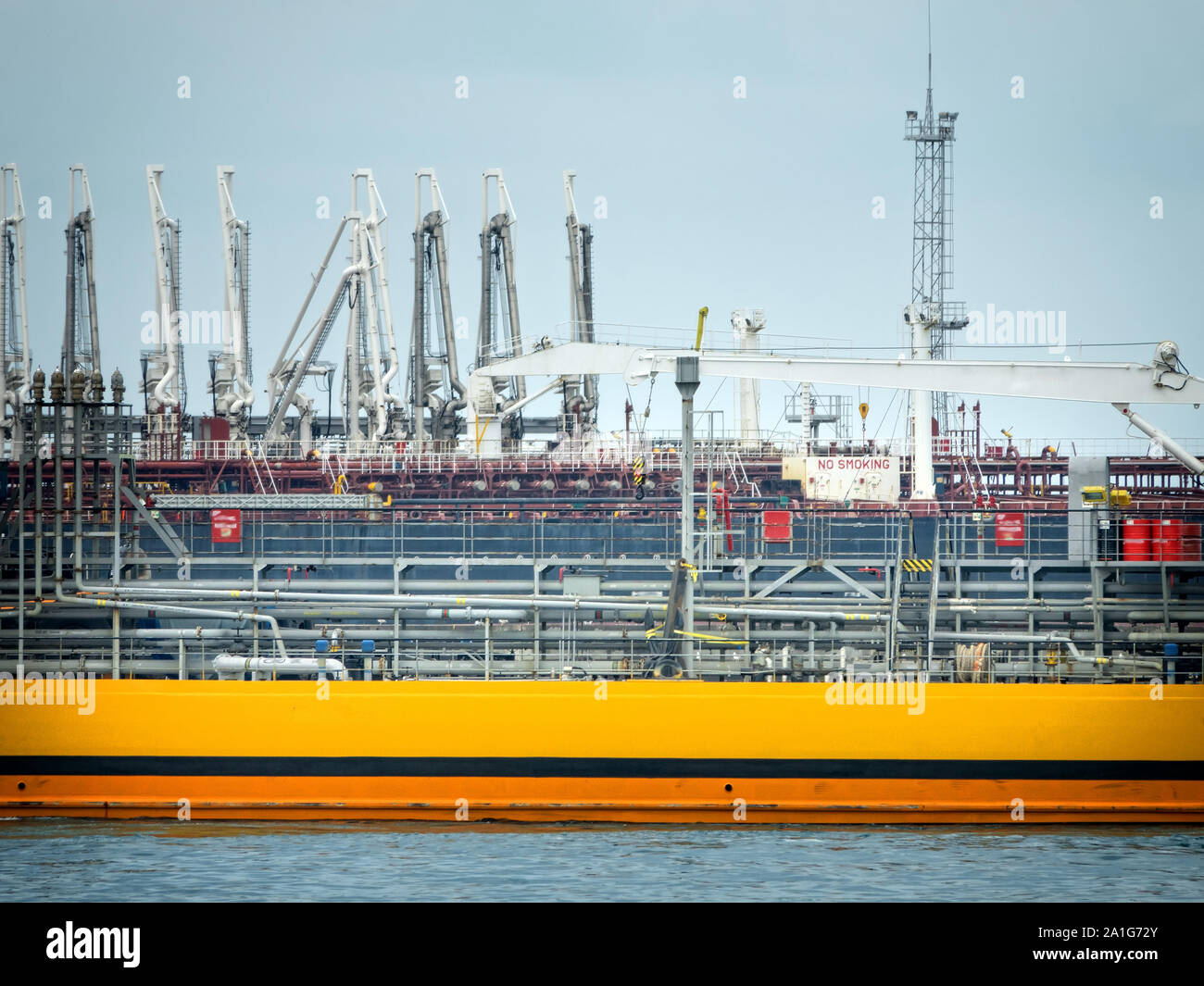 Serbatoio dell'olio durante il riempimento con prodotti petroliferi. Rosneft oil company Foto Stock