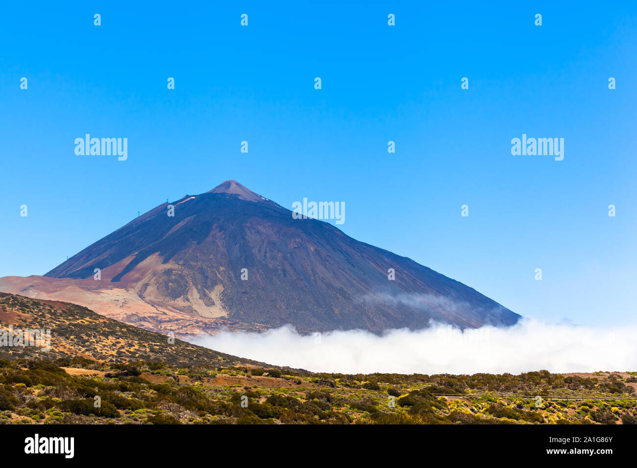 Vista del Teide montagna sopra le nuvole a parco nazionale sull'isola di Tenerife, cielo blu spazio copia Foto Stock