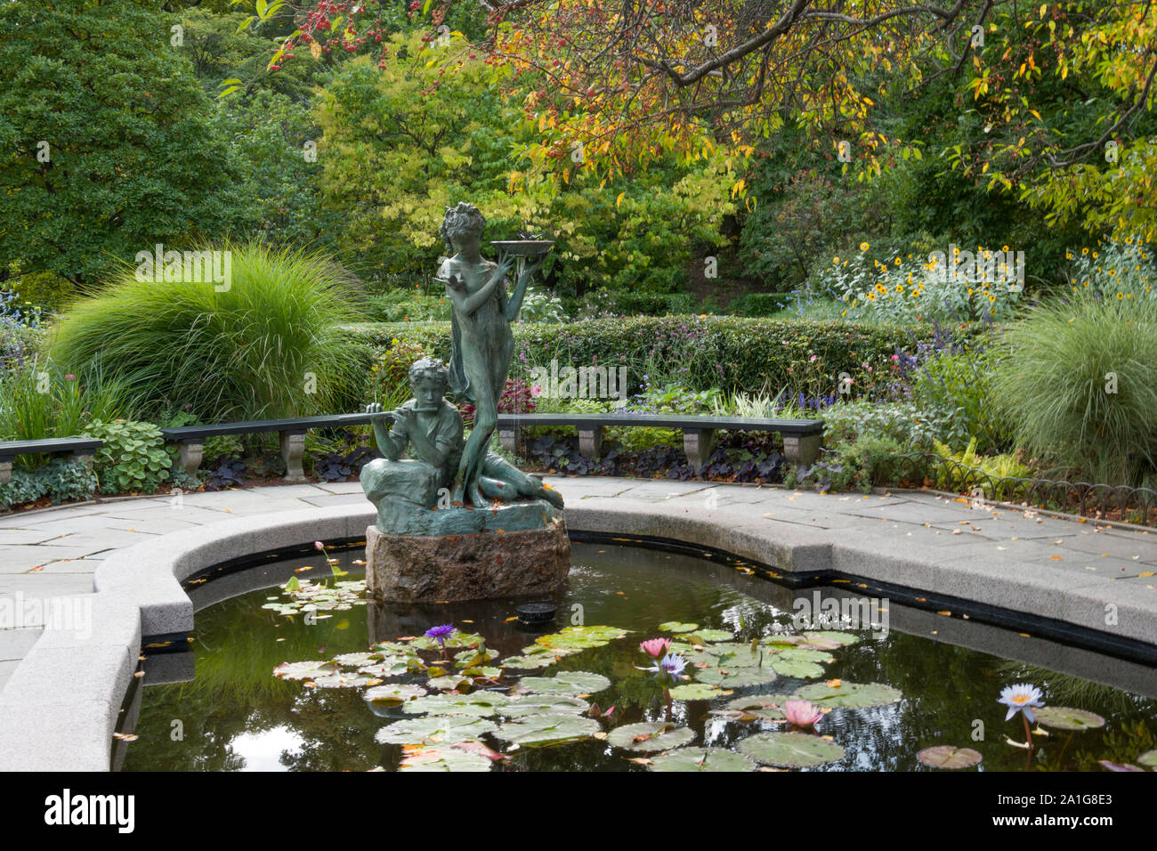 Burnett fontana nel giardino, al Central Park di New York, Stati Uniti d'America Foto Stock