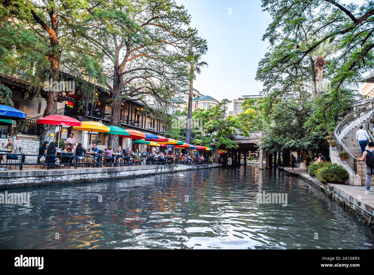 San Antonio Riverwalk è una popolare meta di viaggio con caffè all'aperto e giardini lussureggianti lungo il fiume San Antonio Foto Stock