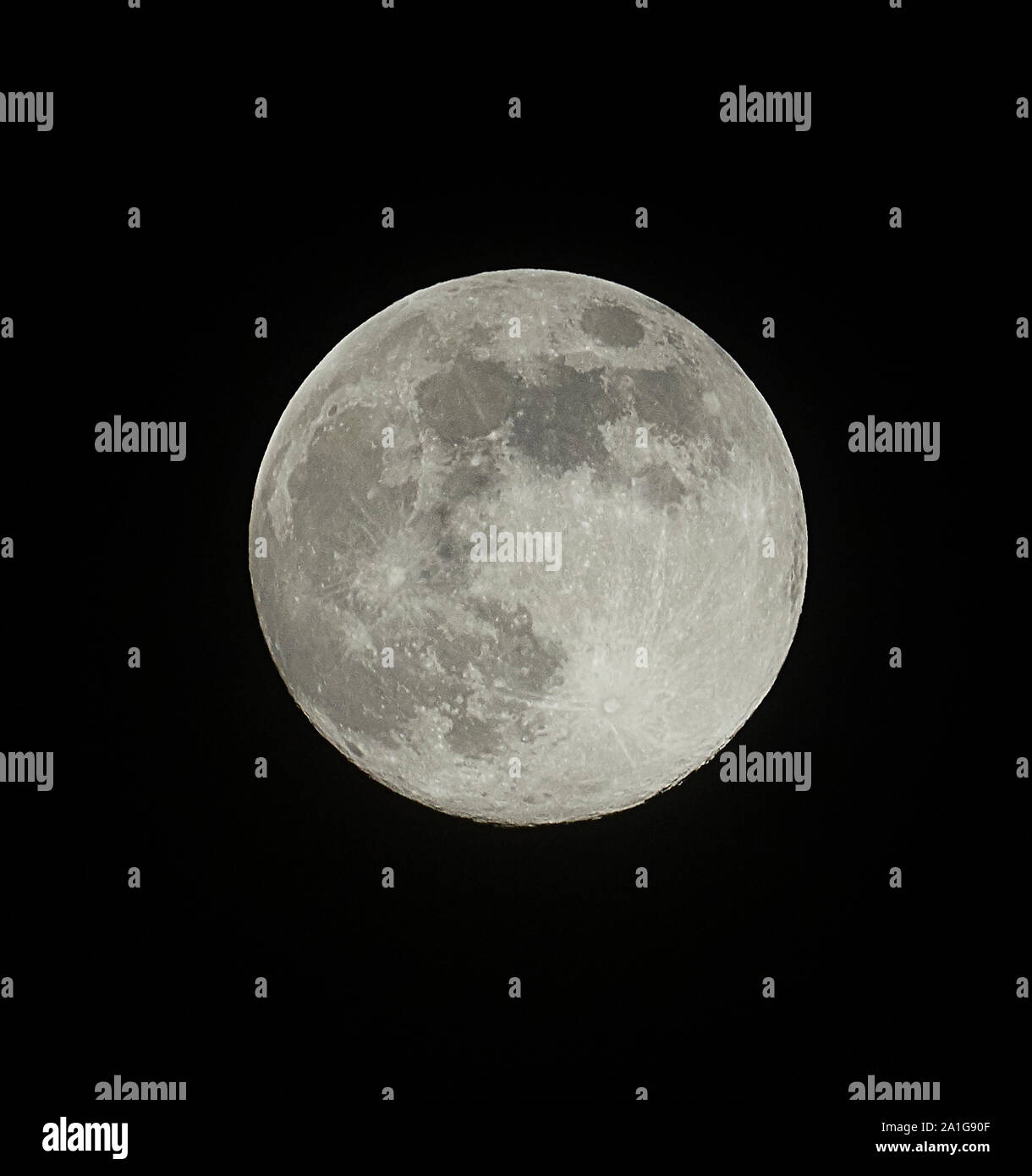 Luna piena presa su una molla di notte senza nuvole nel Regno Unito che mostra i dettagli della superficie lunare con il cielo nero in background Foto Stock