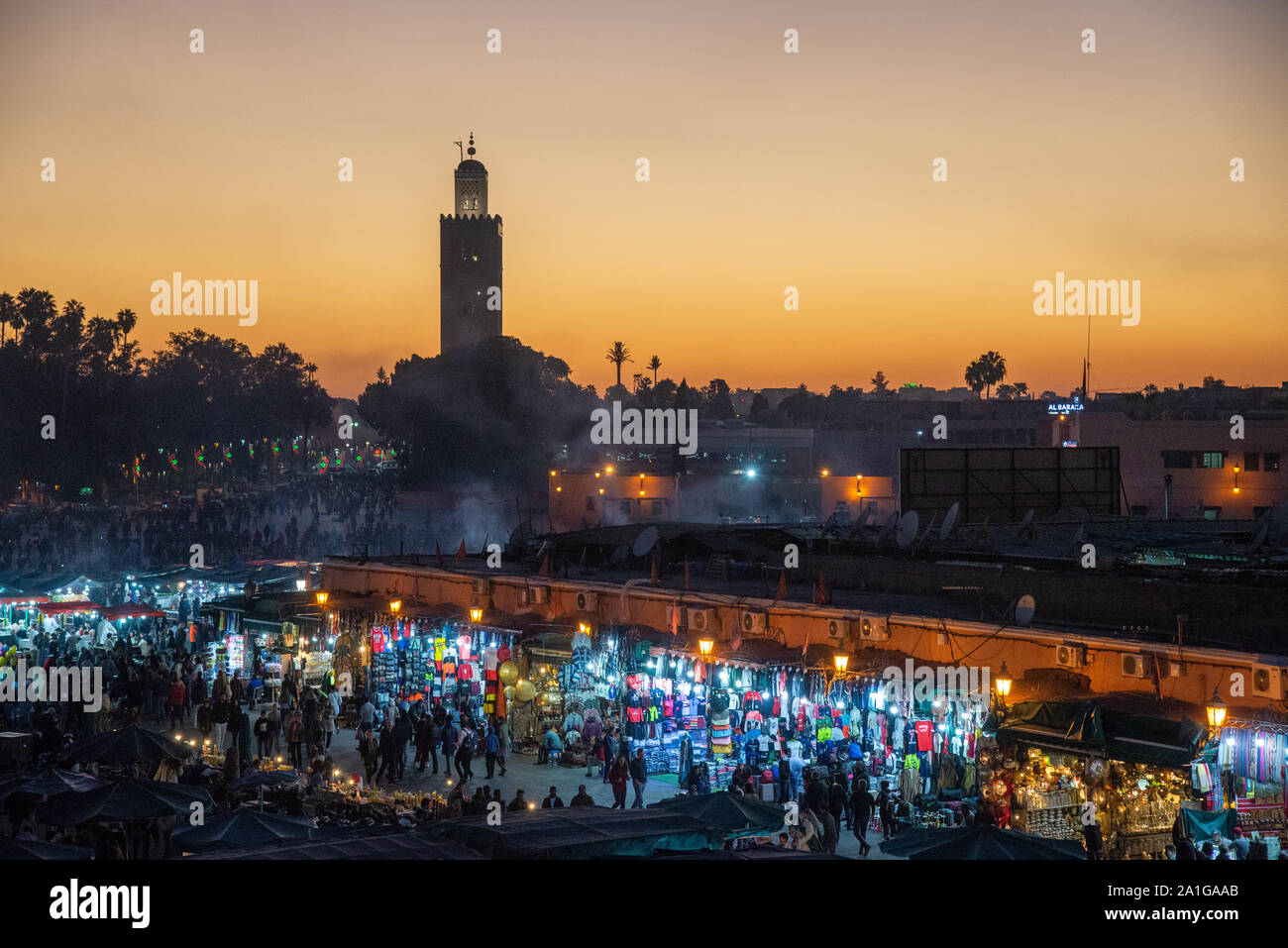 Famoso Jemaa el-Fna market place la sera a Marrakech in Marocco Foto Stock