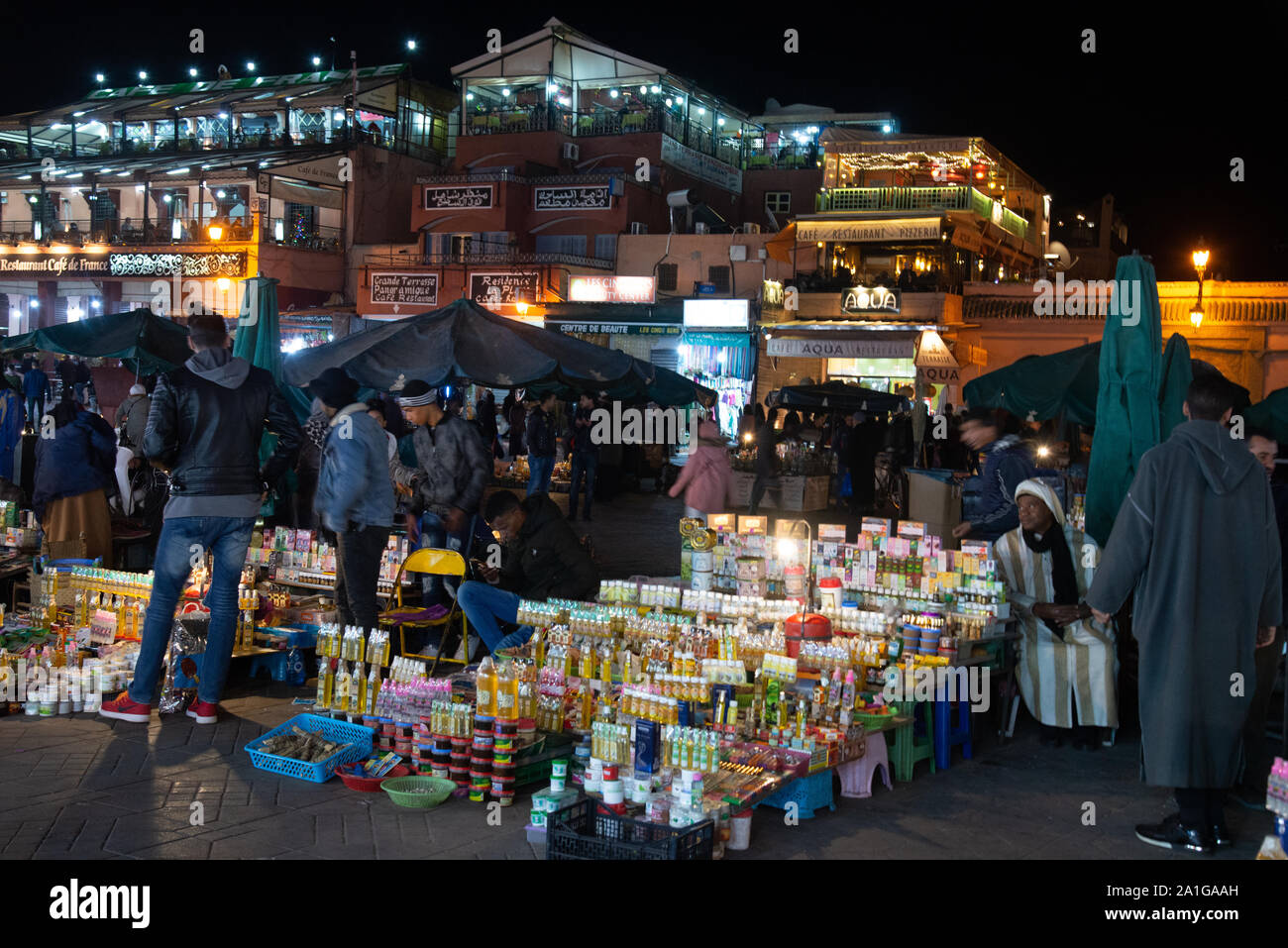 Famoso Jemaa el-Fna market place la sera a Marrakech in Marocco Foto Stock