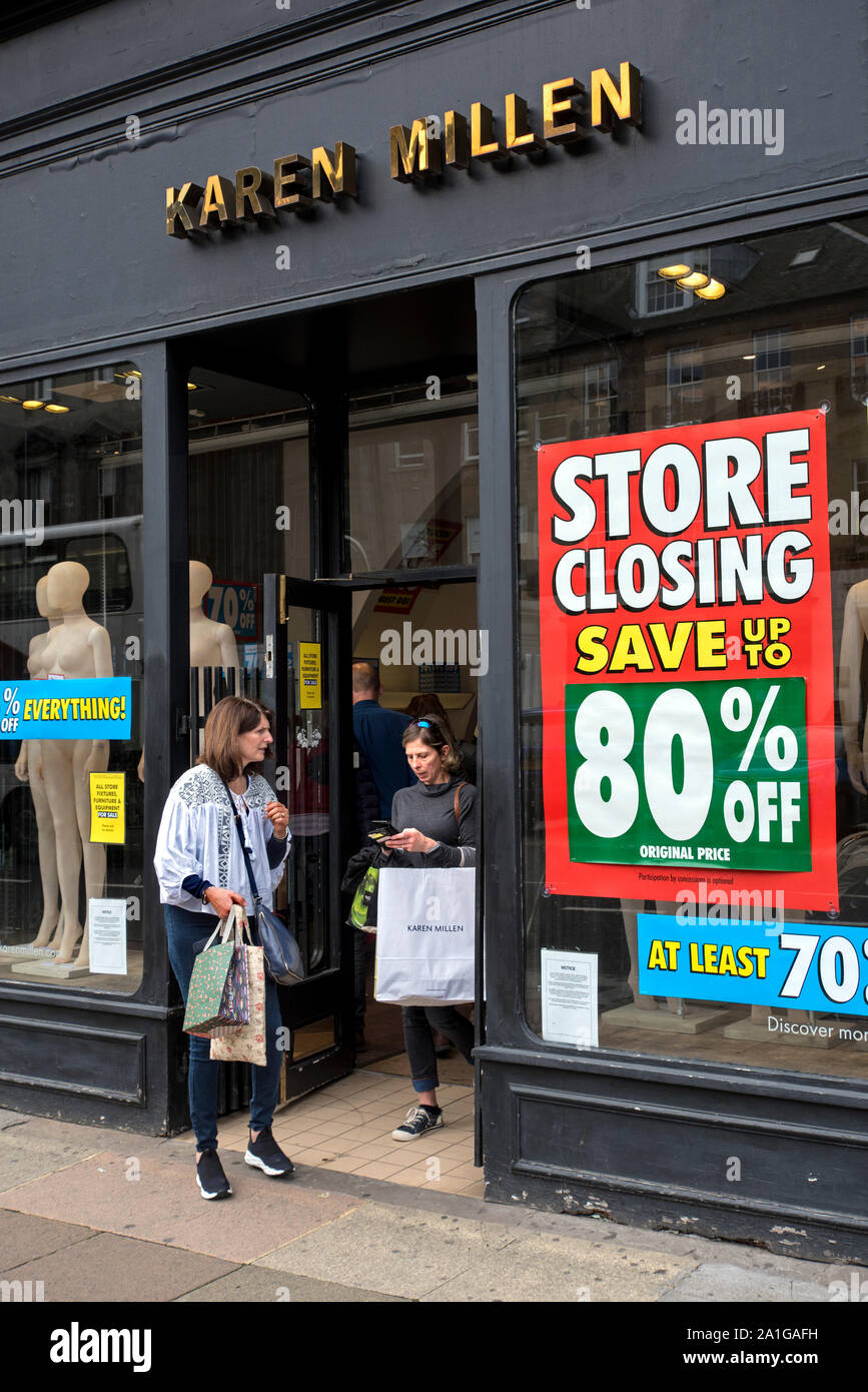 Il cliente lasciando i Karen Millen store su George Street, Edimburgo che nel processo di chiusura. Foto Stock