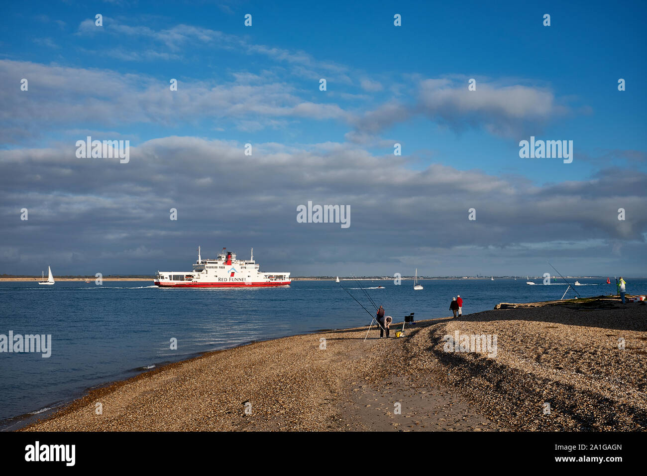 L'Imbuto Rosso canale trasversale traghetto viaggia attraverso Southampton acqua sulla sua strada di ritorno dall'Isola di Wright da Calshot Beach, Hampshire, Inghilterra Foto Stock