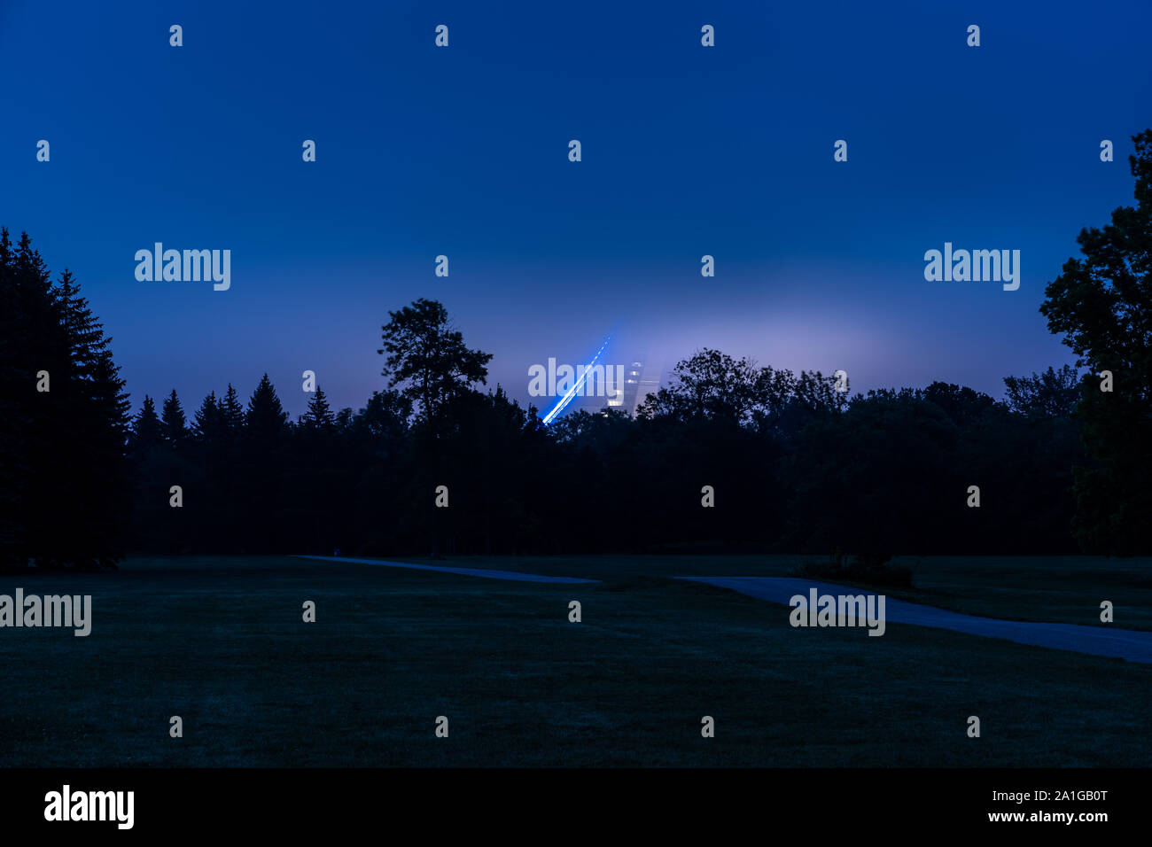 Torre scompare in un banco di nebbia all'alba Foto Stock