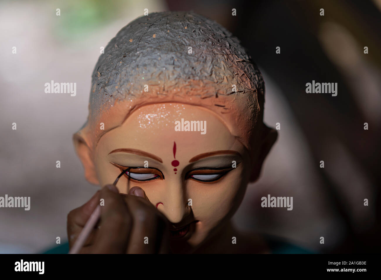 Un artista che lavora su una statua della dea durga davanti al festival.Dashain è il più promettente festival in Nepal che viene celebrato per dieci giorni da Nepalese persone indù offrendo la devozione verso la dea Durga, segnando il truimph del bene sul male. Foto Stock