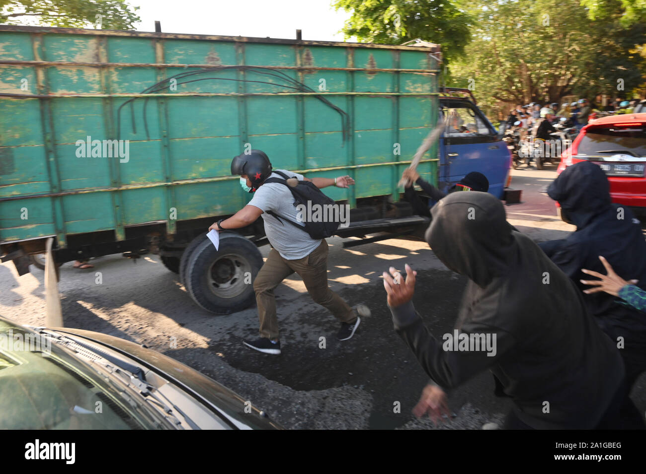 I manifestanti visto che attacca la polizia plainclothes durante la dimostrazione.Rally contro il governo propone di modificare nel suo codice penale leggi e piani per indebolire l'anti-corruzione commissione. Migliaia di manifestanti in varie città dell Indonesia continuare al passo fino a opporsi alla politica del governo. Foto Stock