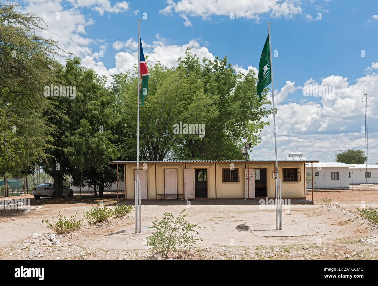 Il dobe posto frontaliero di piccolo valico di frontiera fra il Botswana e Namibia Foto Stock