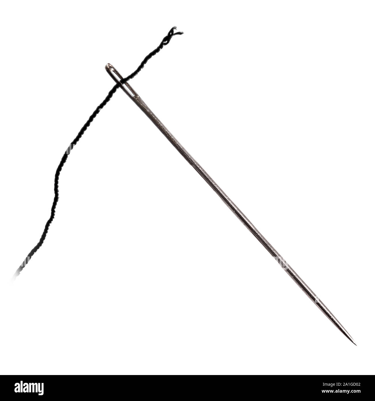 Studio shot di un ago di cucitura, isolata, closeup macro, con filo nero Foto Stock