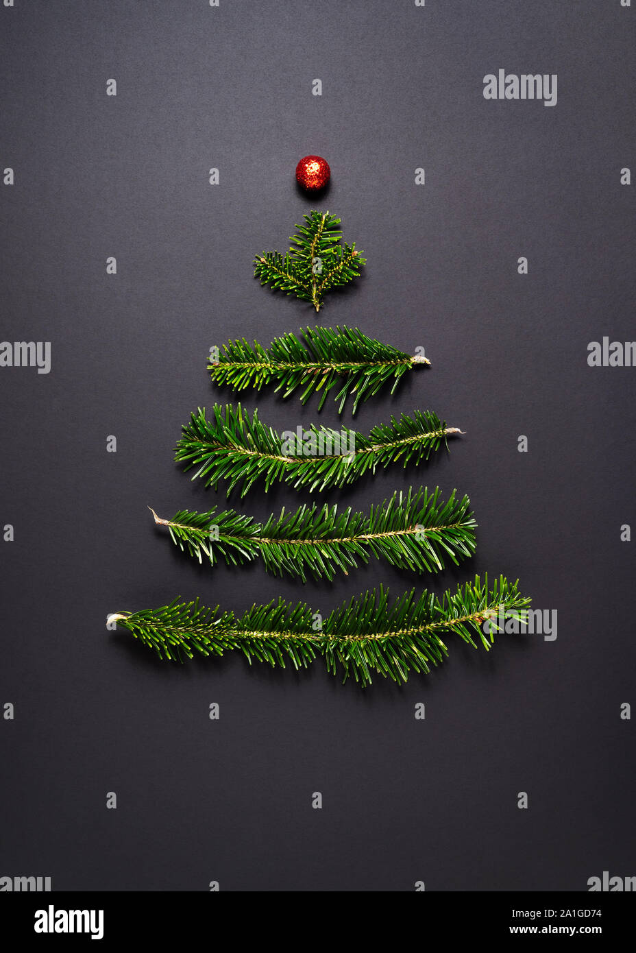 Natale biglietto di auguri. Stilizzata albero di Natale su sfondo nero Foto Stock