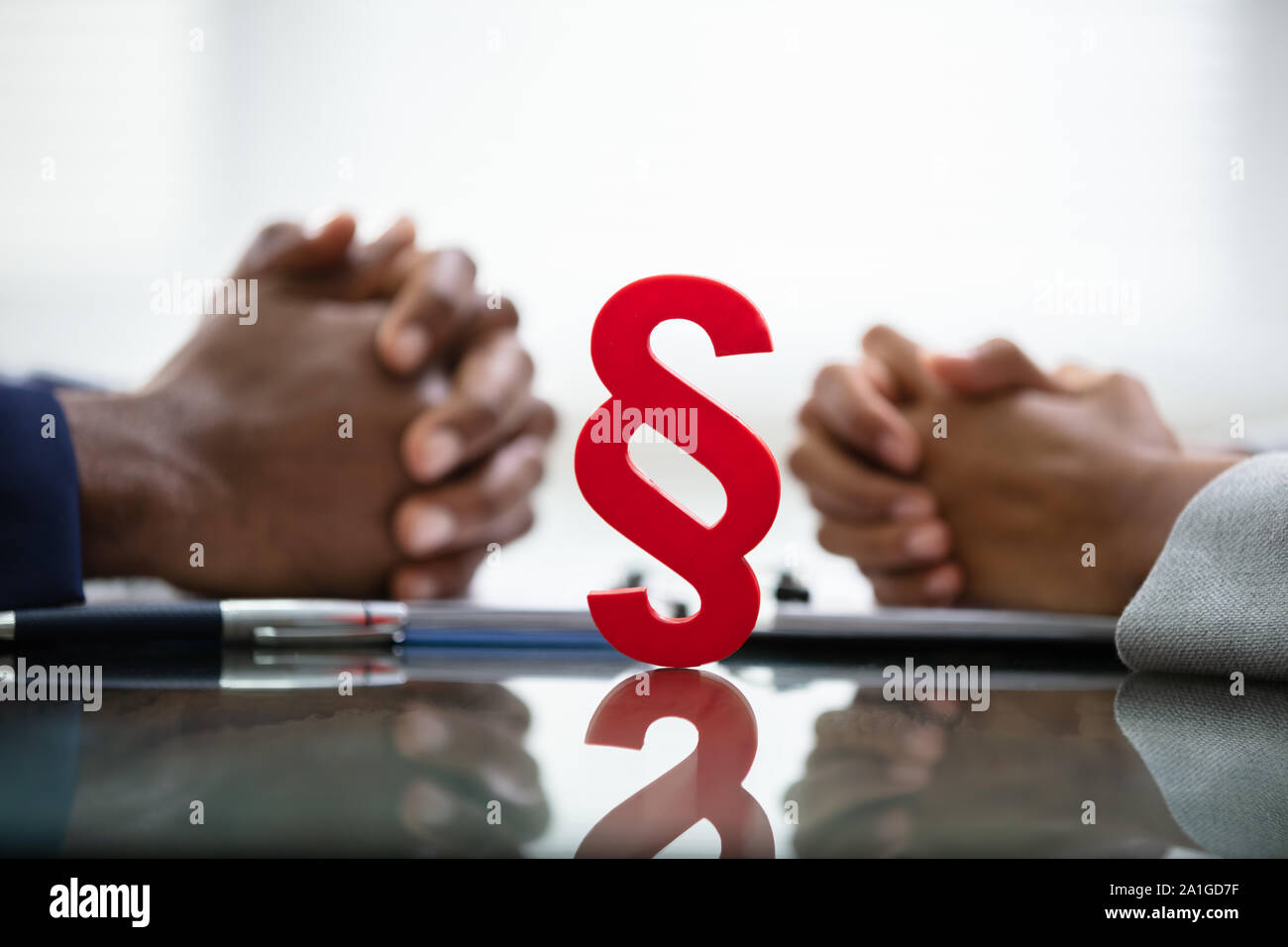 Maschio e femmina di mani su accordo di liquidazione in tribunale Foto Stock