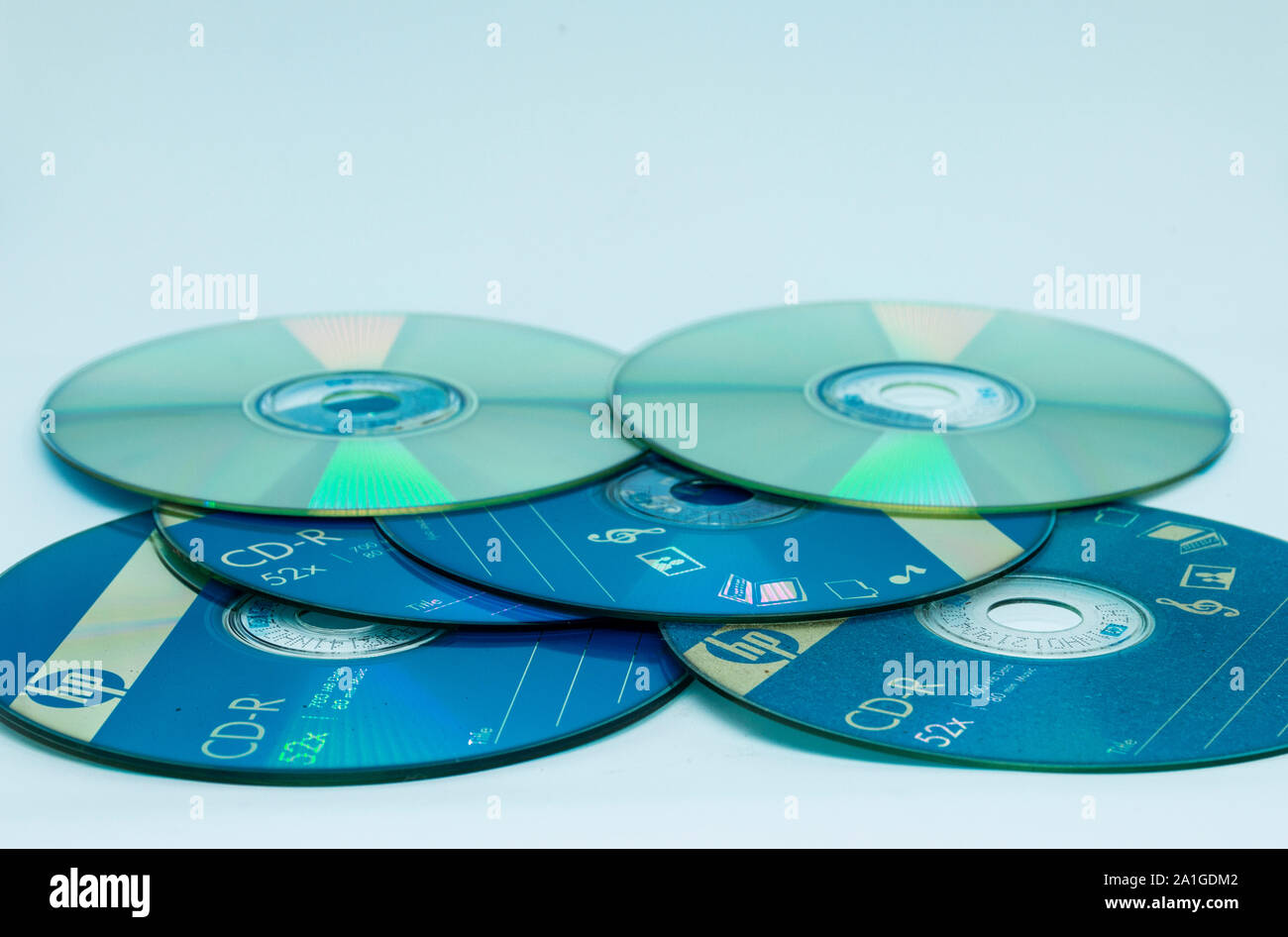 Babilonia, New York, Stati Uniti d'America - 15 Giugno 2018: Computer i dischi CD-R con uno sfondo bianco. Foto Stock