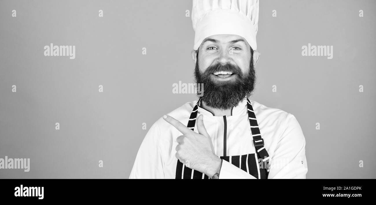Provare qualcosa di speciale. Offerte speciali dello chef. Fiducioso barbuto chef felice bianco uniforme. I miei segreti suggerimenti culinario. La cottura di facile e piacevole l'occupazione. Diventare chef al ristorante. Allegro chef. Foto Stock