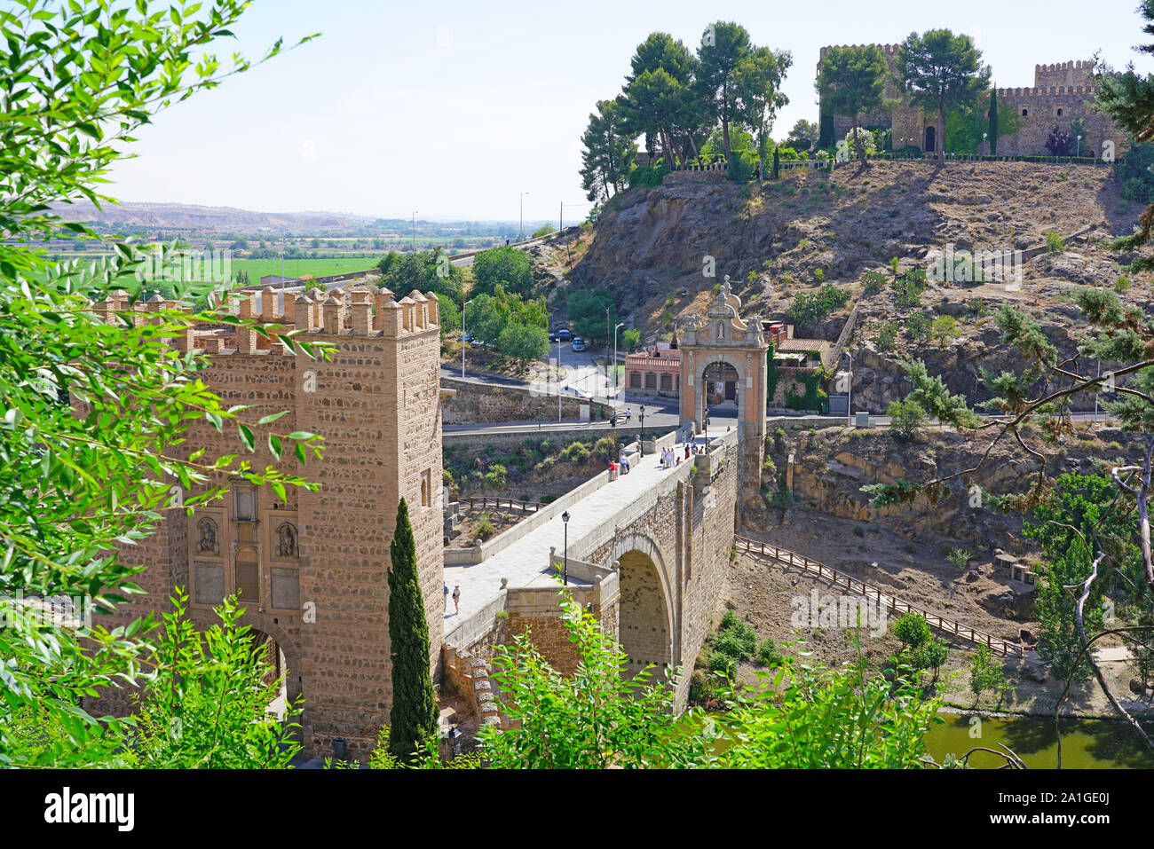 TOLEDO, Spagna -22 Giu 2019- Vista del punto di riferimento per il Puente de Alcantara, un arco romano ponte sopra il fiume Tago andando al vecchio ex città imperiale o Foto Stock