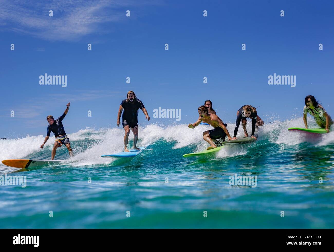 Surfers condividono un'onda a Bondi Beach Sydney Australia Foto Stock