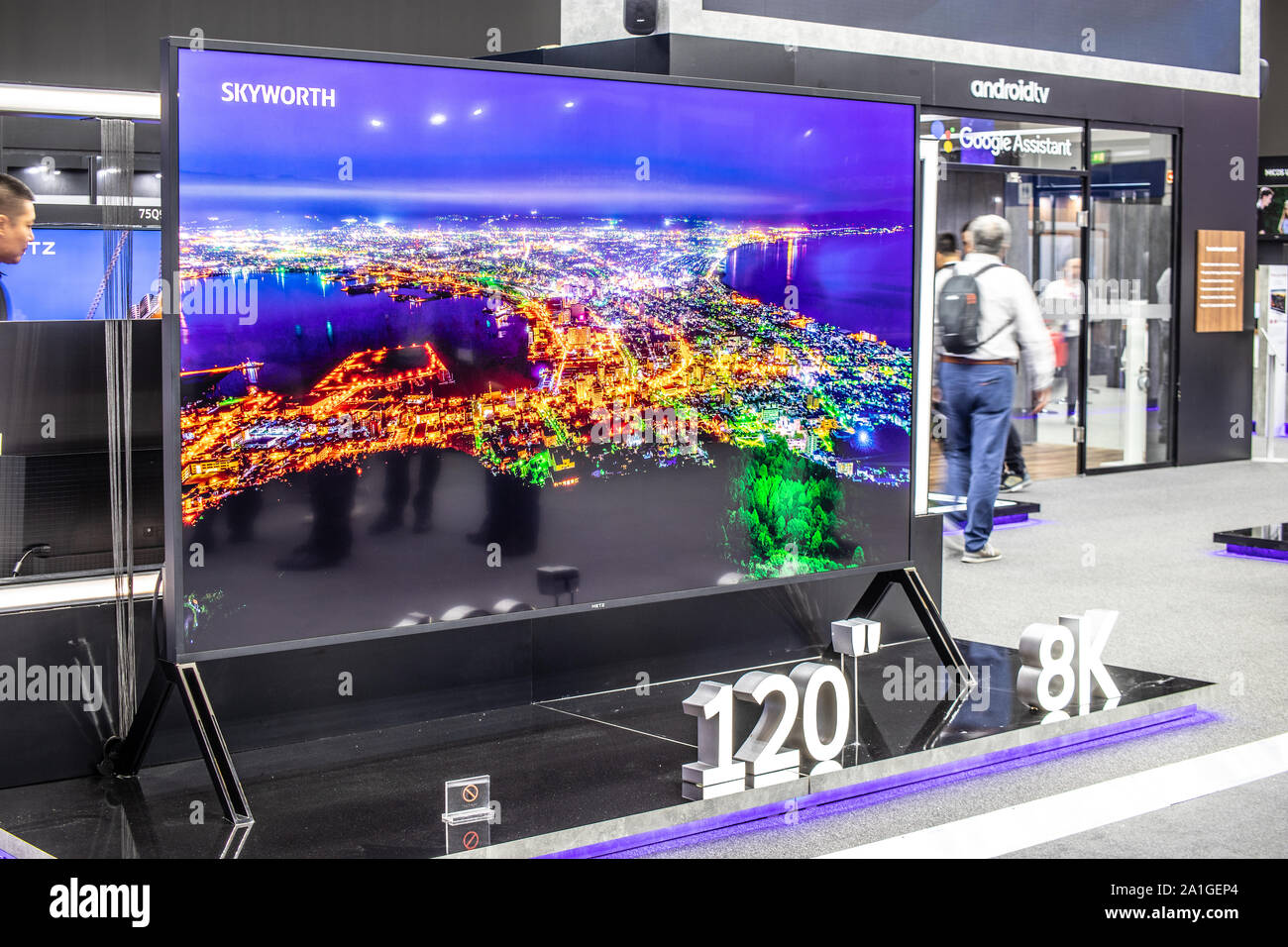 Berlino, Germania, Sep 2019, Skyworth OLED 8K HDR 120poll Smart TV sul display, Skyworth exhibition showroom, stand a innovazioni globali mostrano IFA 2019 Foto Stock