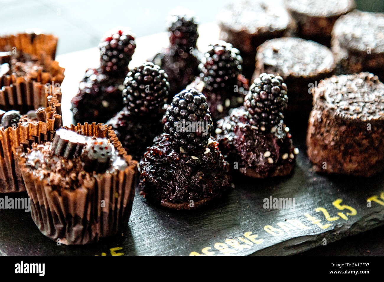 Selezione di dessert nero al nero Food Festival, London, Regno Unito Foto Stock
