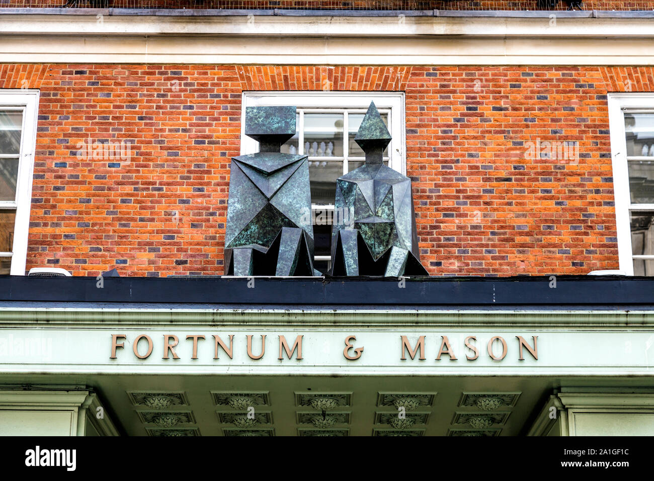 "Il re e la regina' 1990 scultura da Lynn Chadwick sulla sommità del Fortnum & Mason tettoia, London, Regno Unito Foto Stock