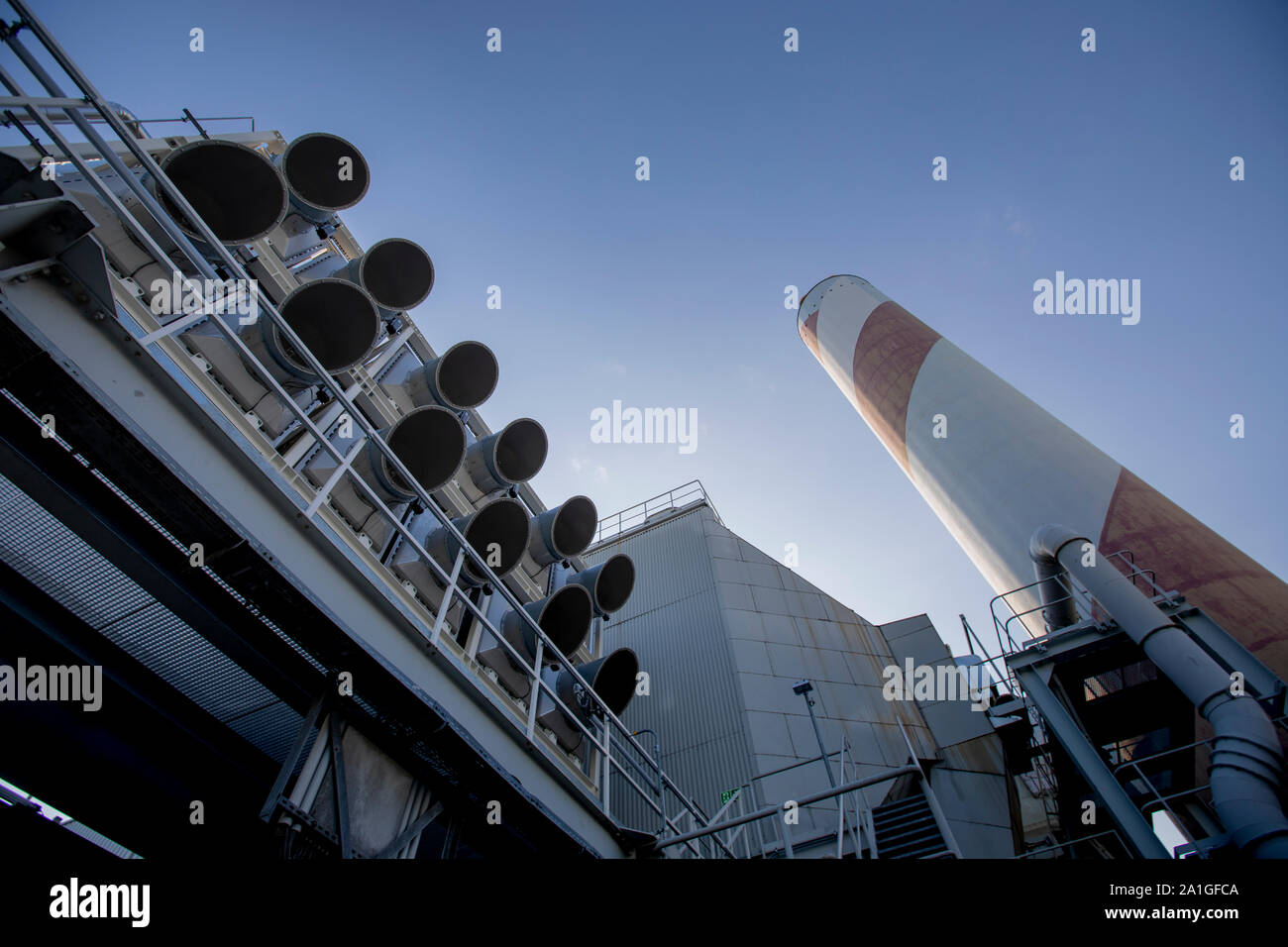 La società svizzera Climeworks eseguono 30 DAC - dirigere aria Capture - ventole sul tetto di questo inceneritore di rifiuti a Hinwil al di fuori di Zurigo. Fondata nel 2009 da Christoph Gebald e Jan Wurzbacher, la società ha commercializzato il carbonio modulari unità di cattura, ciascuno dei quali è in grado di aspirare fino a 135 kg di CO2 nell'aria quotidianamente. Il processo è energia esigente, e le unità in Hilwil ottenere la potenza dall'inceneritore. A sua volta la CO2 viene pompata verso la vicina serre per accellerate la produzione di pomodori e cetrioli. Foto Stock