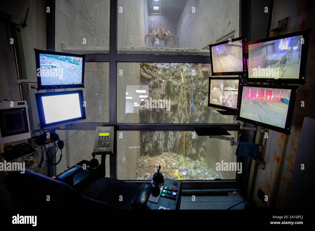 I rifiuti KEZO inceneritore a Hinwil. La società svizzera Climeworks eseguono 30 DAC - dirigere aria Capture - ventole sul tetto di questo inceneritore di rifiuti a Hinwil al di fuori di Zurigo. Fondata nel 2009 da Christoph Gebald e Jan Wurzbacher, la società ha commercializzato il carbonio modulari unità di cattura, ciascuno dei quali è in grado di aspirare fino a 135 kg di CO2 nell'aria quotidianamente. Il processo è energia esigente, e le unità in Hilwil ottenere la potenza dall'inceneritore. A sua volta la CO2 viene pompata verso la vicina serre per accellerate la produzione di pomodori e cetrioli. Foto Stock