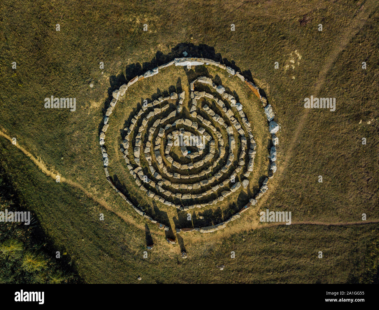 Labirinto a spirale fatta di pietre, vista dall'alto da fuco. Foto Stock