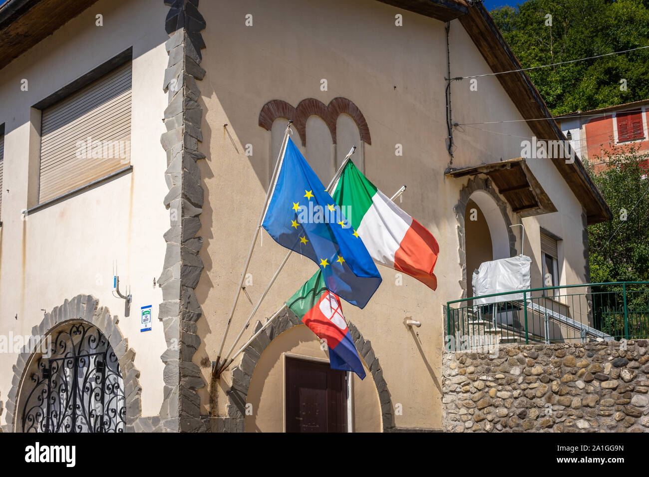 La bandiera italiana e la bandiera europea accanto a ogni altro su un edificio nel Nord Italia Foto Stock