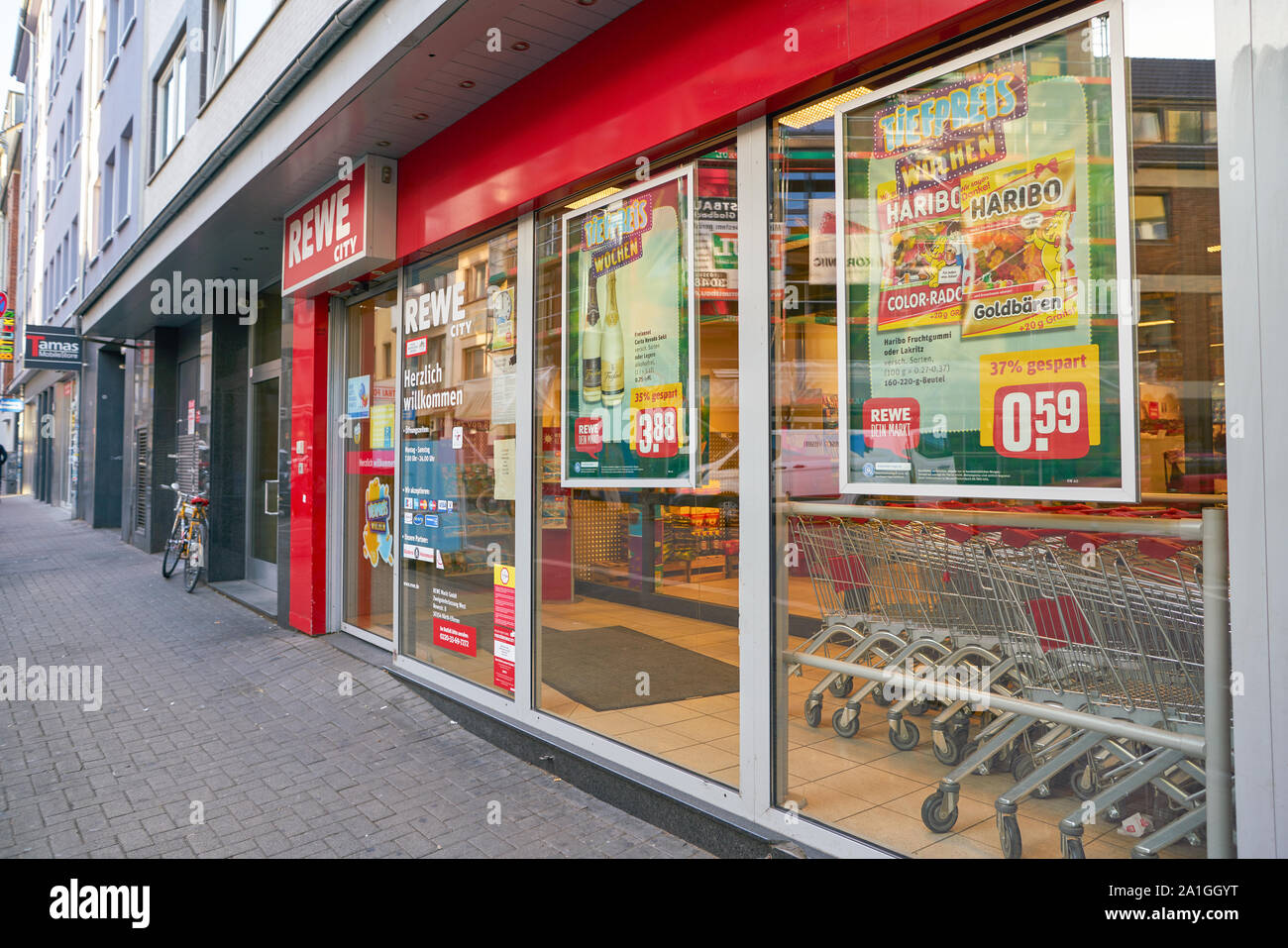 Colonia, Germania - circa ottobre, 2018: ingresso a REWE supermercato della città di Colonia. Foto Stock