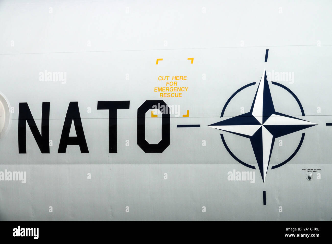 Il logo della NATO sul lato del Boeing E 3A Sentry AWACS Foto Stock