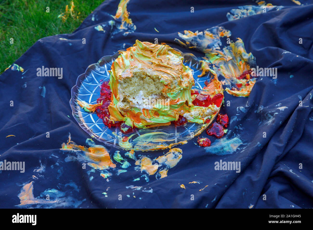 Mangled colorate torta ghiacciata dopo un bambino della prima festa di compleanno torta smash Foto Stock