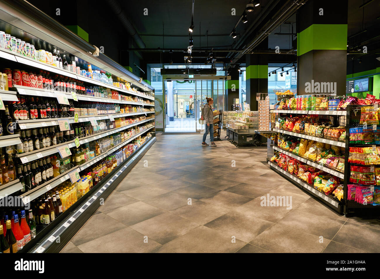 Colonia, Germania - circa ottobre 2018: interni colpo di REWE Per andare. La Rewe è un gruppo tedesco diversificato retail e turismo co-operativa basata su gruppo Foto Stock