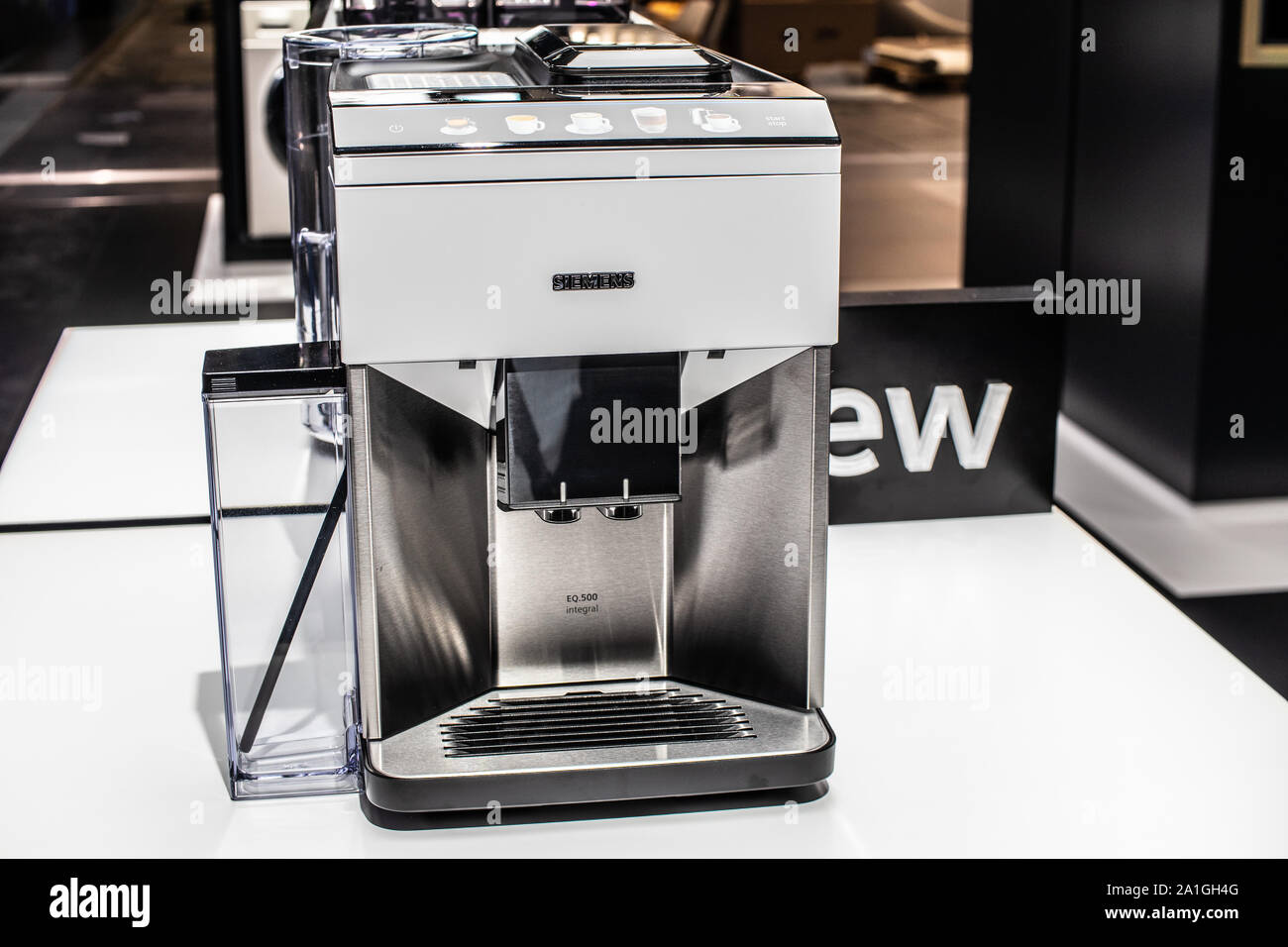 Berlino, Germania, Sep 2019 Siemens Caffettiera macchina Bean to Cup linea EQ, Siemens padiglione espositivo showroom, innovazioni globali mostrano IFA 2019 Foto Stock