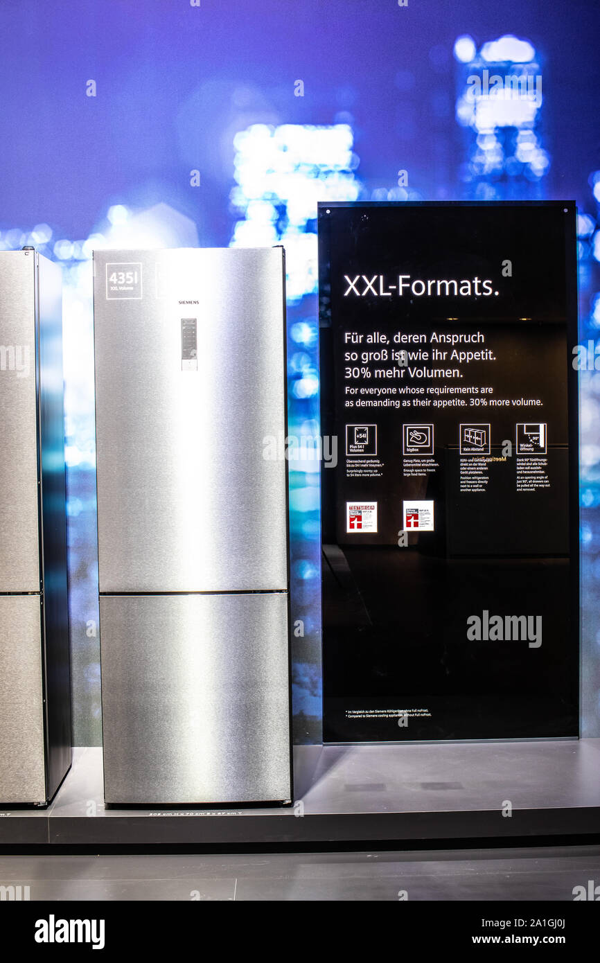 Berlino, Germania, Sep 2019, Siemens frigorifero frigorifero congelatore a Siemens padiglione espositivo showroom, stand a innovazioni globali mostrano IFA 2019 Foto Stock