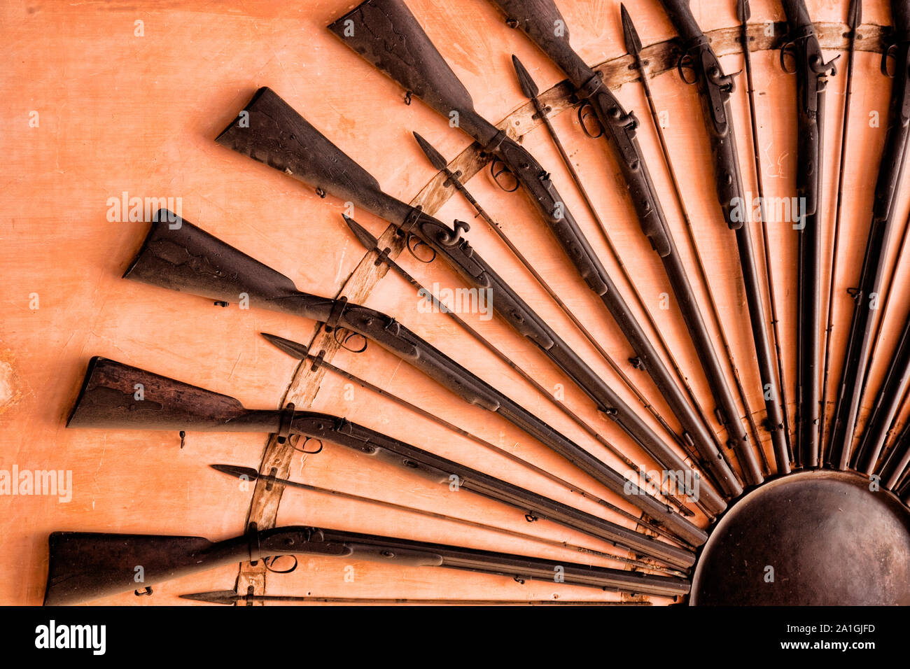 Armi decorano le pareti all'interno del palazzo di città in Rajasthan Jaipur India Foto Stock