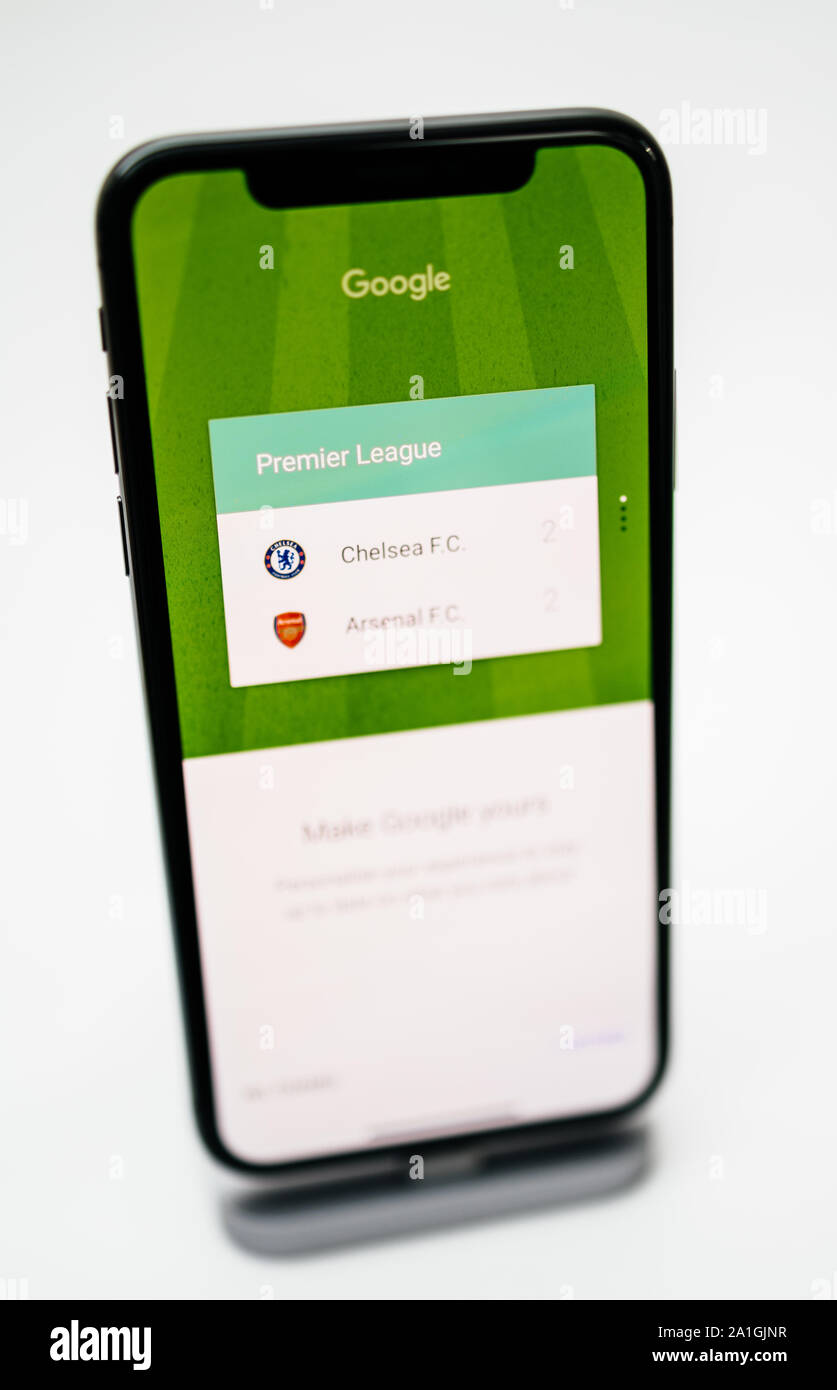 Parigi, Francia - Sep 19, 2019: vista anteriore di iPhone più recente 11 Pro smartphone di computer Apple dotato di premiere league Chelsea FC vs Arsenal FC Foto Stock