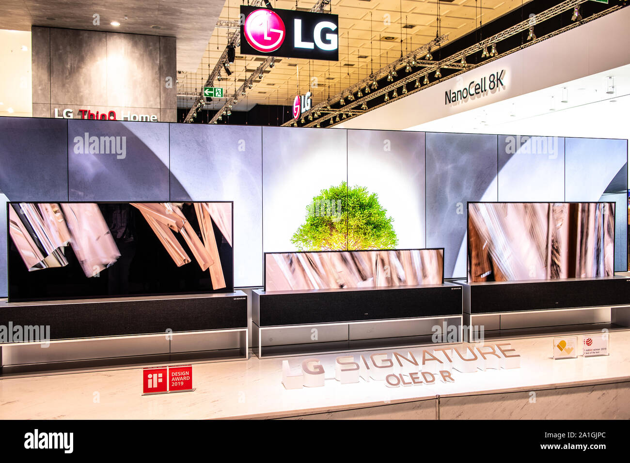 Berlino, Germania, Sep 2019, LG 8k firma Smart OLED R Premium TV sul display, LG SHOWROOM espositiva, innovazioni globali mostrano IFA 2019 Foto Stock