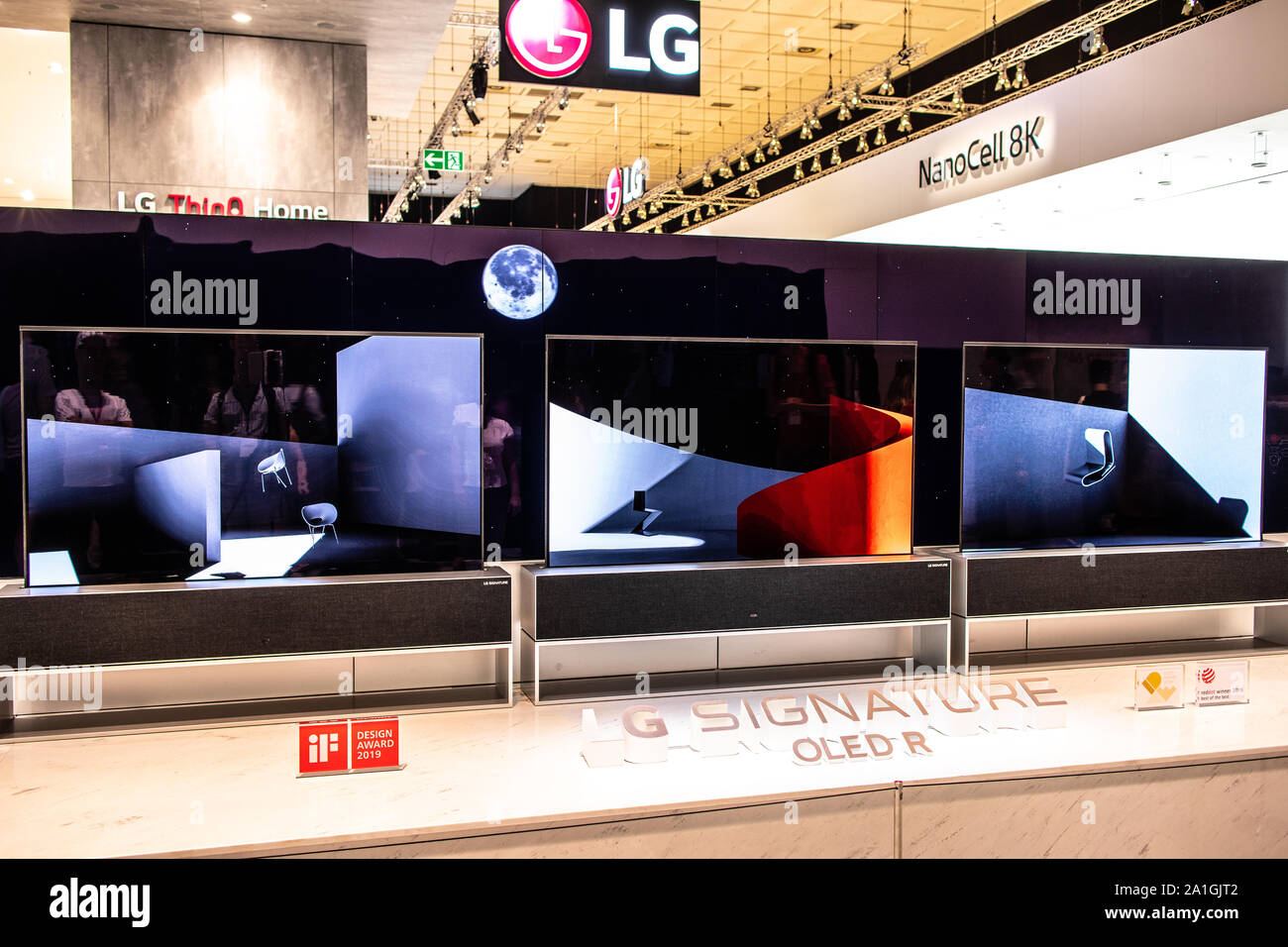 Berlino, Germania, Sep 2019, LG 8k firma Smart OLED R Premium TV sul display, LG SHOWROOM espositiva, innovazioni globali mostrano IFA 2019 Foto Stock